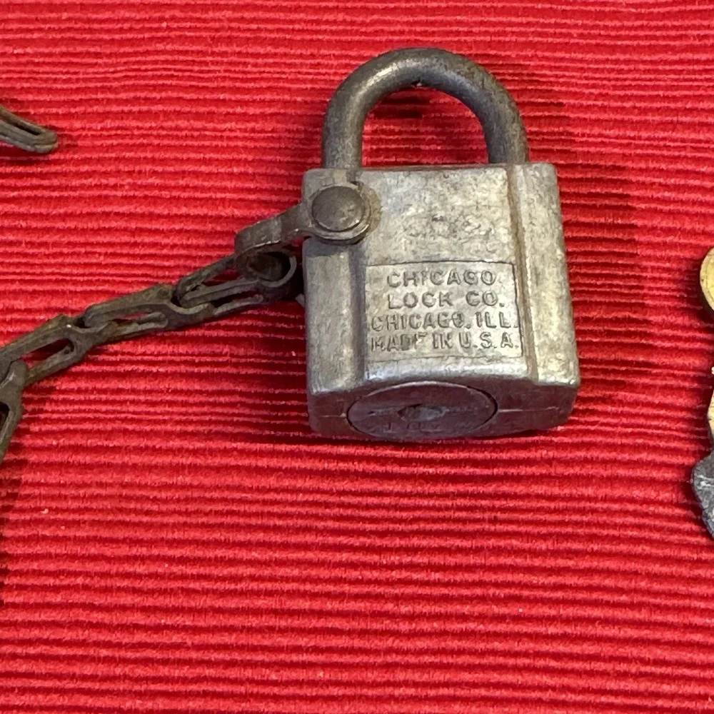 WWII Era US Navy USN Padlock w/Keys Patent #2141748‎ Chicago Lock Co